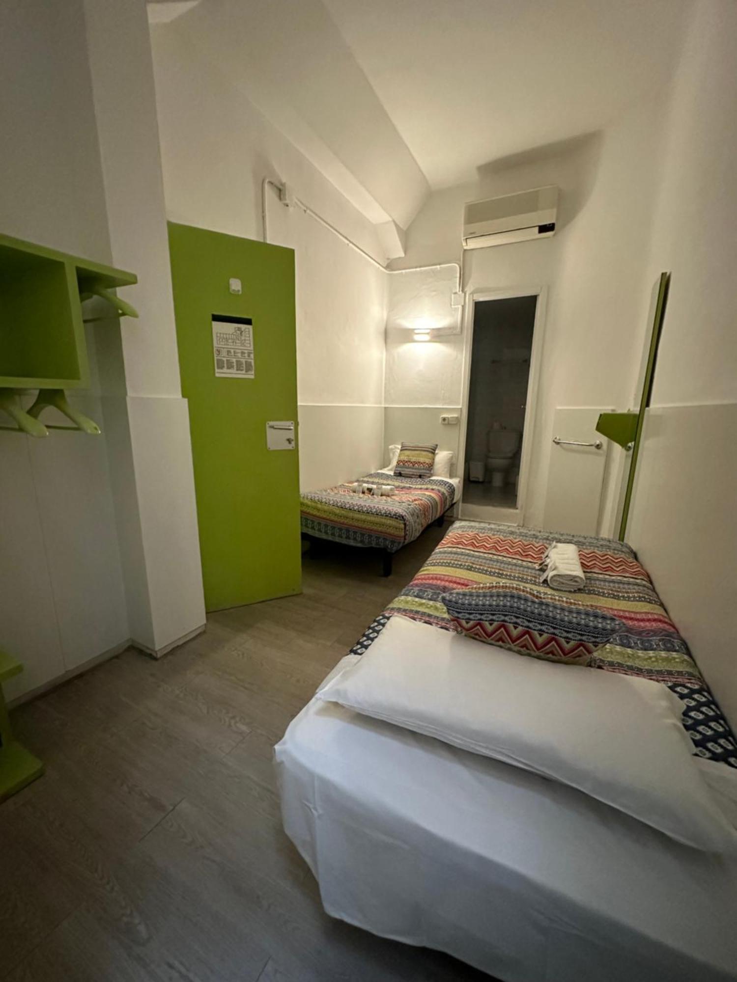 Youth Hostel - Central And Basic Universitat Barcelona Eksteriør bilde
